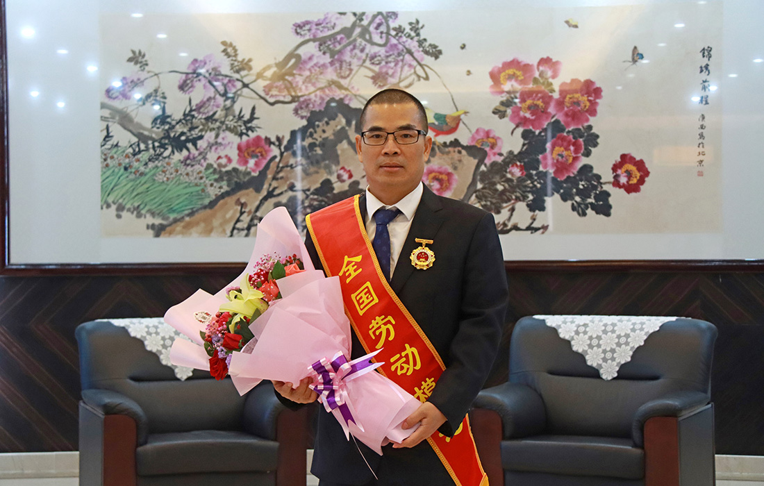 mg冰球突破股份董事长温志芬荣获“天下劳动模范”称呼